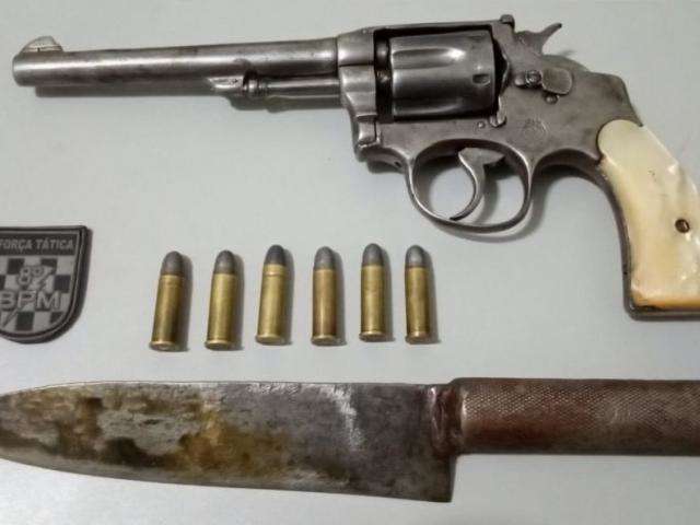Homem diz que estava indo matar rival ao ser preso com faca e rev&oacute;lver
