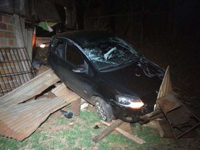 Convers&atilde;o d&aacute; errado e carro avan&ccedil;a sobre placa e invade resid&ecirc;ncia 