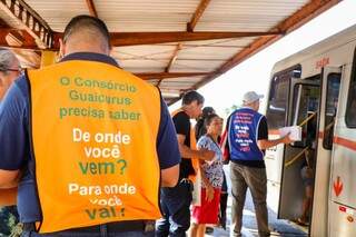 &quot;Coletes laranja e azuis&quot; dão orientações para passageiros no Terminal Guaicurus (Foto: Henrique Kawaminami)