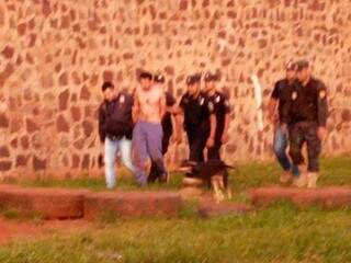 Preso que não conseguiu escapar é detido por policiais paraguaios em frente à Penitenciária de Pedro Juan Caballero (Foto: Divulgação)