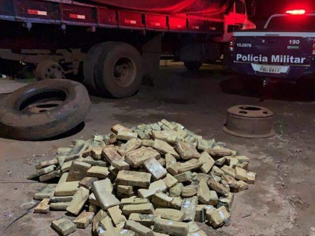 Pol&iacute;cia Militar encontra 298 quilos de maconha dentro das rodas de caminh&atilde;o 