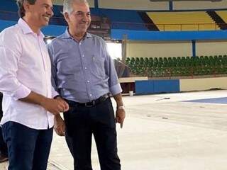O prefeito de Campo Grande e o governador Reinaldo Azambuja, durante visita a obra no ginásio Guanandizão, nesta sexta-feira. (Foto: Reprodução Instagram)