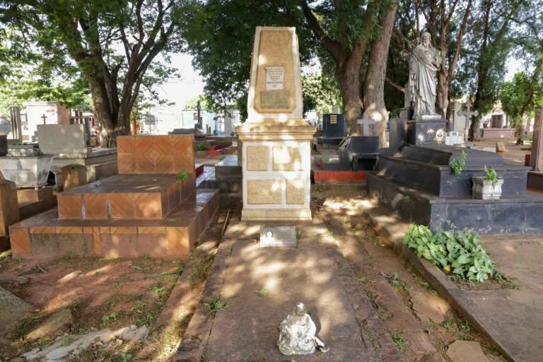 Monumento onde estão enterrados Amando de Oliveira e tua esposa, Dorothea de Oliveira (Foto: Kísie Ainoã)