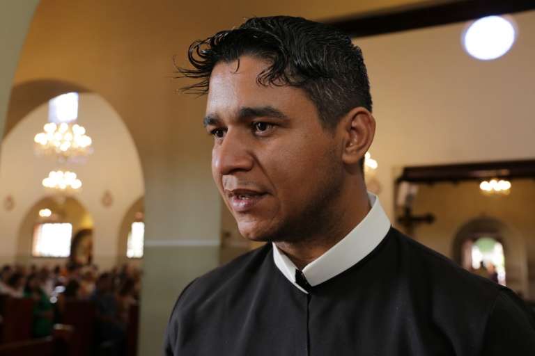 Padre Adriano explica que muitos fiéis viajam e fazem orações ainda na estrada. (Foto: Kísie Ainoã)