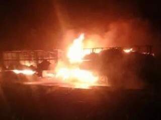 Inc&ecirc;ndio destr&oacute;i caminh&atilde;o carregado de soja e interdita rodovia MS-386