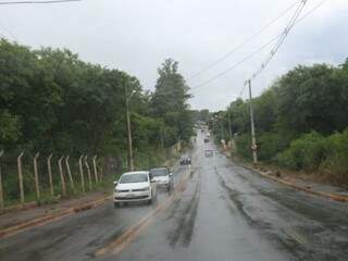Chuva fraca na região da Vila Carlota, em Campo Grande, nesta tarde (Foto: Paulo Francis)