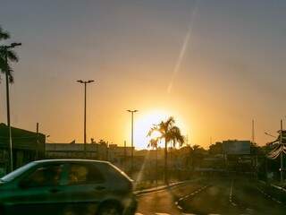 Sol nasce forte na Avenida Fernando Corrêa da Costa (Foto: Henrique Kawaminami)