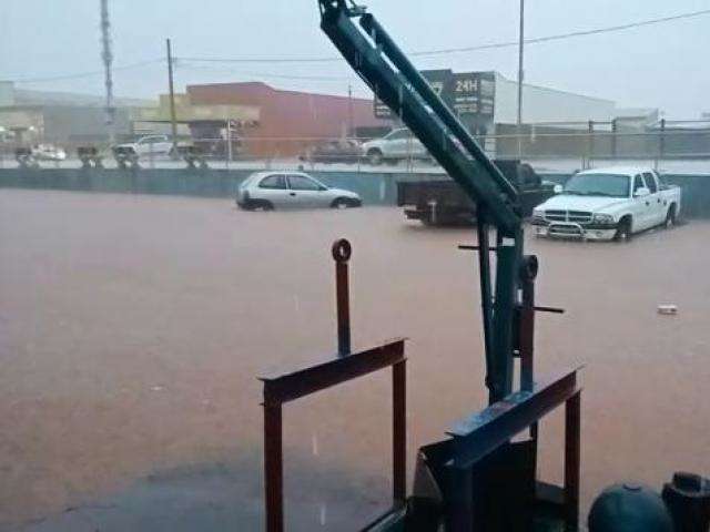 Chuva de 65,2 mil&iacute;metros deixou ruas intransit&aacute;veis em munic&iacute;pio 