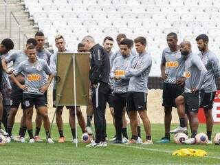 Jogadores observam orientações do técnico no estádio do jogo de hoje (Foto: Daniel Augusto Jr./Agência Corinthians)