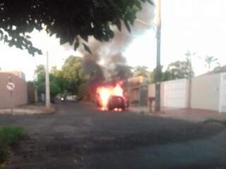 Ford Fiesta foi tomado pelas chamas na Avenida Tiradentes (Foto: Direto das Ruas)