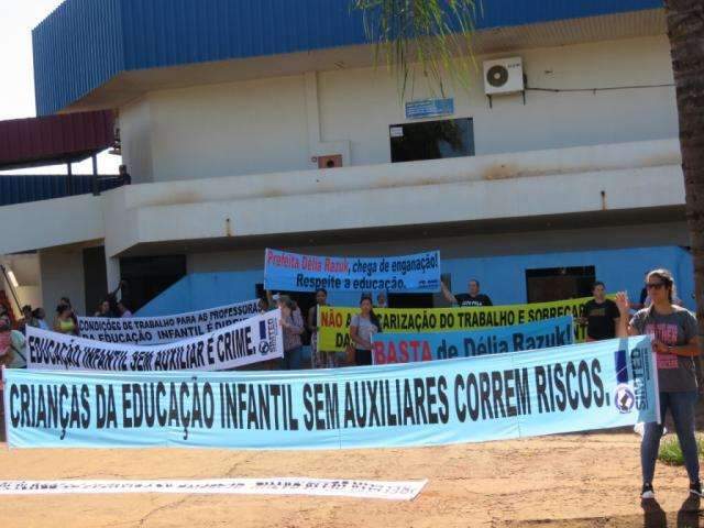 Em greve, servidores da educa&ccedil;&atilde;o infantil protestam na prefeitura