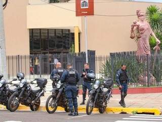 Equipes da Polícia Militar reforçaram a segurança do Fórum nesta tarde (Foto: Marcos Maluf)