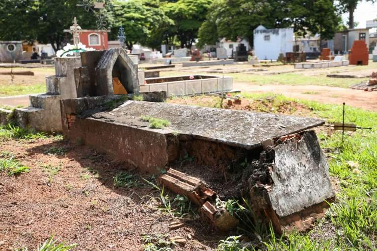 Parte de túmulo quebrado em um dos cemitérios públicos da Capital (Foto: Paulo Francis)