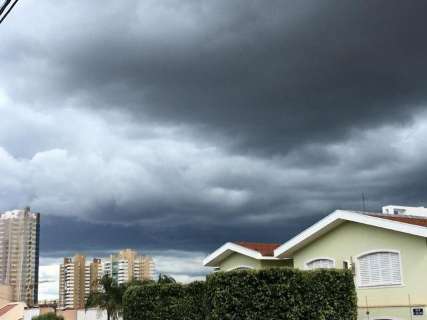 Céu fechado anuncia chegada de chuva nesta tarde em Campo Grande