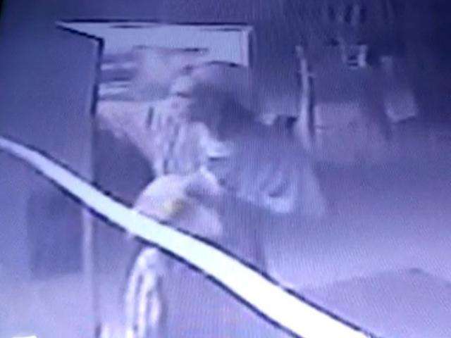Ladr&atilde;o quebra vidro de porta e furta latas de refrigerante de restaurante na 15 