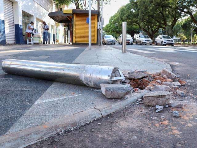 Estaca de prote&ccedil;&atilde;o &eacute; derrubada no cruzamento da 14 com Afonso Pena 