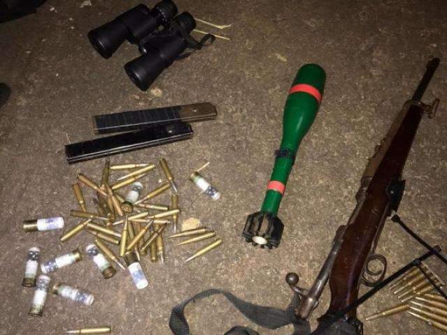 Durante sobrevoo, PM flagra homem com fuzil, 100 muni&ccedil;&otilde;es e explosivo