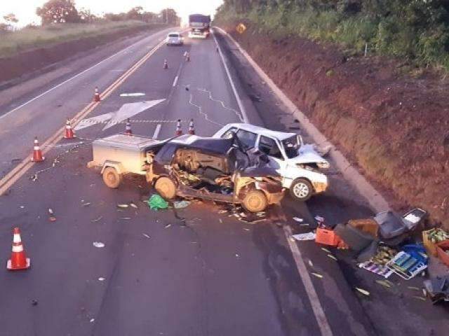 Acidente entre carros na BR-163 deixa um morto e dois feridos