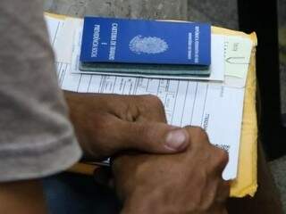 Com documentos em mãos, trabalhador espera encaminhamento para o mercado de trabalho (Foto: Marcos Maluf)
