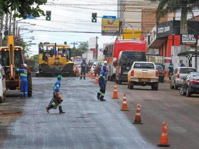 Obra de recapeamento deixa fluxo parcialmente bloqueado na 13 de Maio 
