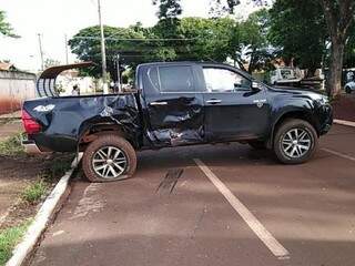 Lateral da Toyota Hilux danificada após motociclista atingi-lá (Foto: Adilson Domingos)