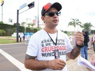 Alexandre é protetor independente e espera que lei aprovada em Goiás sirva de exemplo para Mato Grosso do Sul (Foto: Paulo Francis)