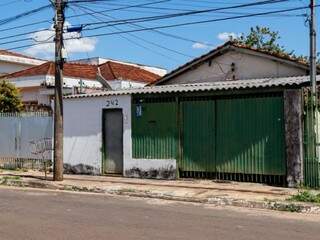 Na rua onde adolescente era mantido em cárcere, silêncio predomina Na rua onde adolescente era mantido em cárcere, silêncio predomina