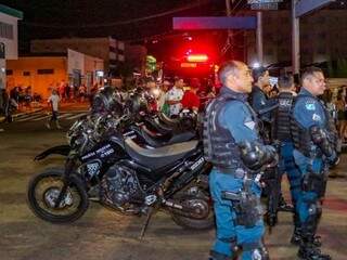 Policiais guardam a multidão na Avenida Fernando Corrêa no sábado (22) (Foto: Henrique Kawaminami)