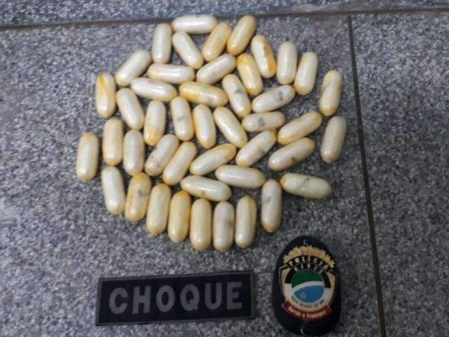 Nigeriano &eacute; preso em &ocirc;nibus ap&oacute;s engolir 45 c&aacute;psulas de coca&iacute;na 
