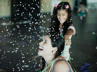 A alegria que Roberta tem ao ver os confetes é a mesma da infância. (Foto: André Patroni)