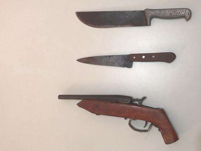 Ap&oacute;s briga de faca entre pai e filho e tiro, homem &eacute; preso com arma de fogo