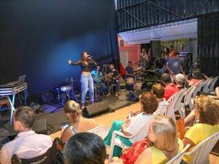 Espaço ficou pequeno para a programação da noite. Juliana Monteiro abriu o palco. (Foto: Paulo Francis)