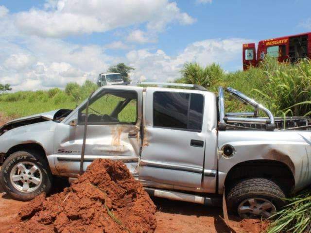 Colis&atilde;o seguida de capotagem deixa uma pessoa ferida na MS-276