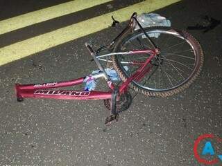 Bicicleta da vítima ficou completamente destruída. (Foto: Vilson Nascimento/ A Gazeta News)