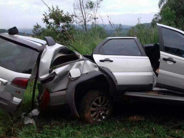 Carreta perde freio, atinge 2 ve&iacute;culos e mata pai e filha de Dourados