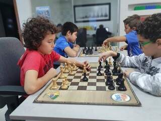 Aprender a ganhar e a perder, uma das experiências proporcionada pela prática do xadrez escolar. (Foto: Divulgação)