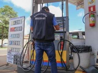 Procon durante vistorias a postos de combustíveis em Campo Grande (Foto: Marcos Maluf) 