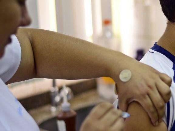 Vacina&ccedil;&atilde;o contra sarampo pode ser feita hoje em 71 unidades de sa&uacute;de da Capital 