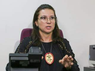 Delegada, Fernanda Félix, durante coletiva de imprensa nesta manhã (Foto: Marcos Maluf) 