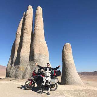 O monumento &quot;Mão do Deserto&quot;, um ícone dos motociclistas, a 70 km de Antofagasta, no Chile (Foto: Arquivo pessoal)