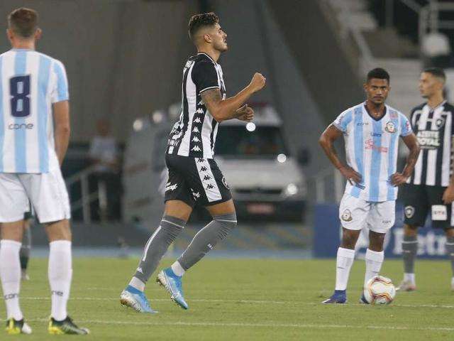 Na estreia do time titular, Botafogo vence maca&eacute; por 3 a 1