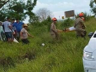 Momento em que uma das vítimas foi retirada do veículo. (Foto: Ivinotícias) 