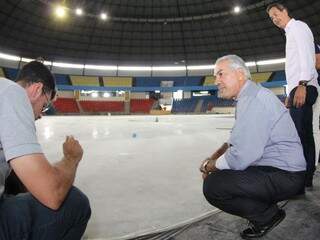 Reinaldo e Marquinhos foram ver de perto a construção da pista de atletismo e a revitalização do ginásio (Foto: Divulgação/PMCG)