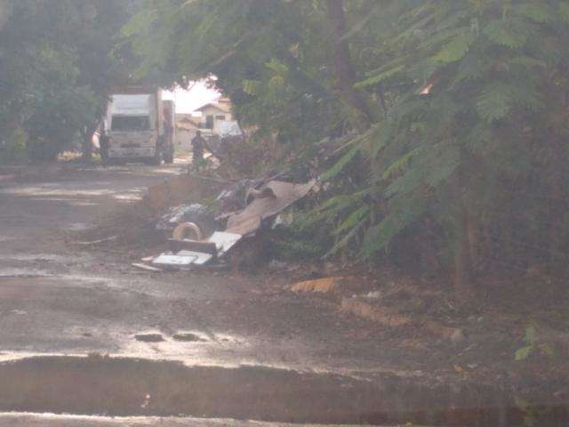 Ap&oacute;s limpeza, moradores voltam a jogar lixo em trecho de rua na Vila Ipiranga