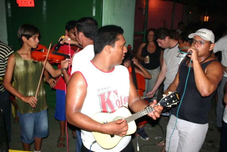 Império do Morro inova em 2007: violinos e violoncelos integram a bateria