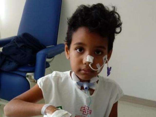 Menino atingido por cerol de pipa continua internado na Santa Casa 
