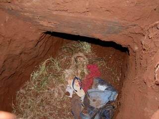 Roupas deixadas no túnel feito pelos bandidos na prisão de Pedro Juan Caballero, no Paraguai. (Foto: Divulgação) 
