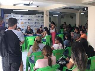 Espaço da CDL-CG ficou lotado durante feirão de empregos (Foto: Danielle Errobidarte)