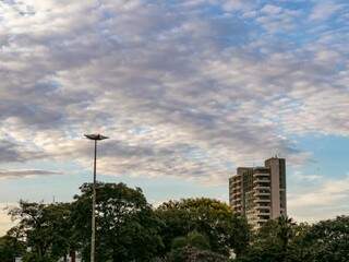 Capital amanheceu com céu parcialmente nublado nesta quarta-feira. (Foto: Henrique Kawaminami)