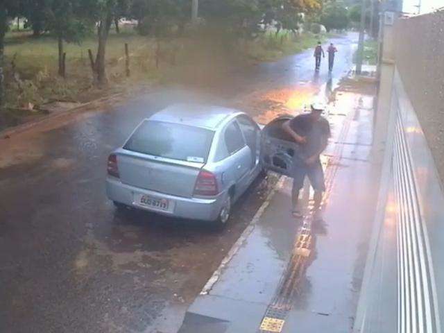 Trio tenta arrombar casa e foge depois de ser surpreendido por morador